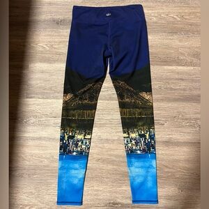Alo Yoga Mountain Cityscape Leggings